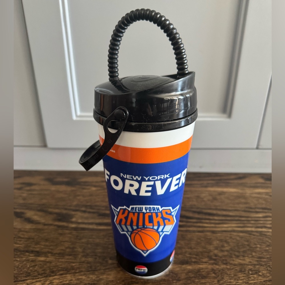 New York Knicks cup with handle and straw